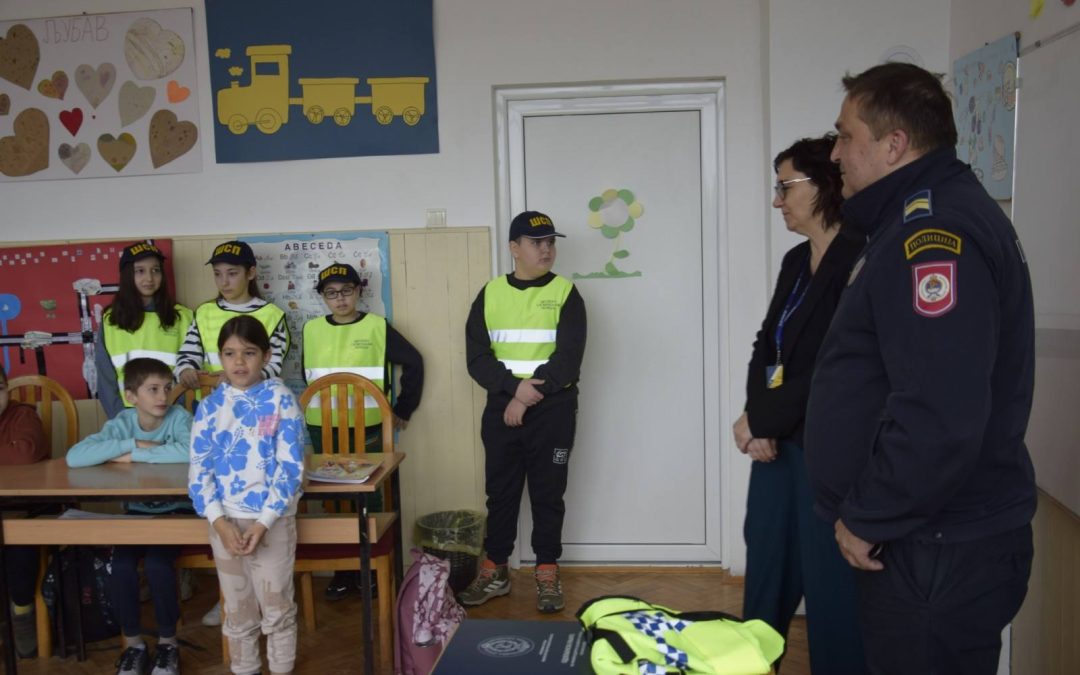 БУДИ ВИДЉИВ, НЕ БУДИ ФИГУРА: Најмлађи учили како да буду безбједни у саобраћају